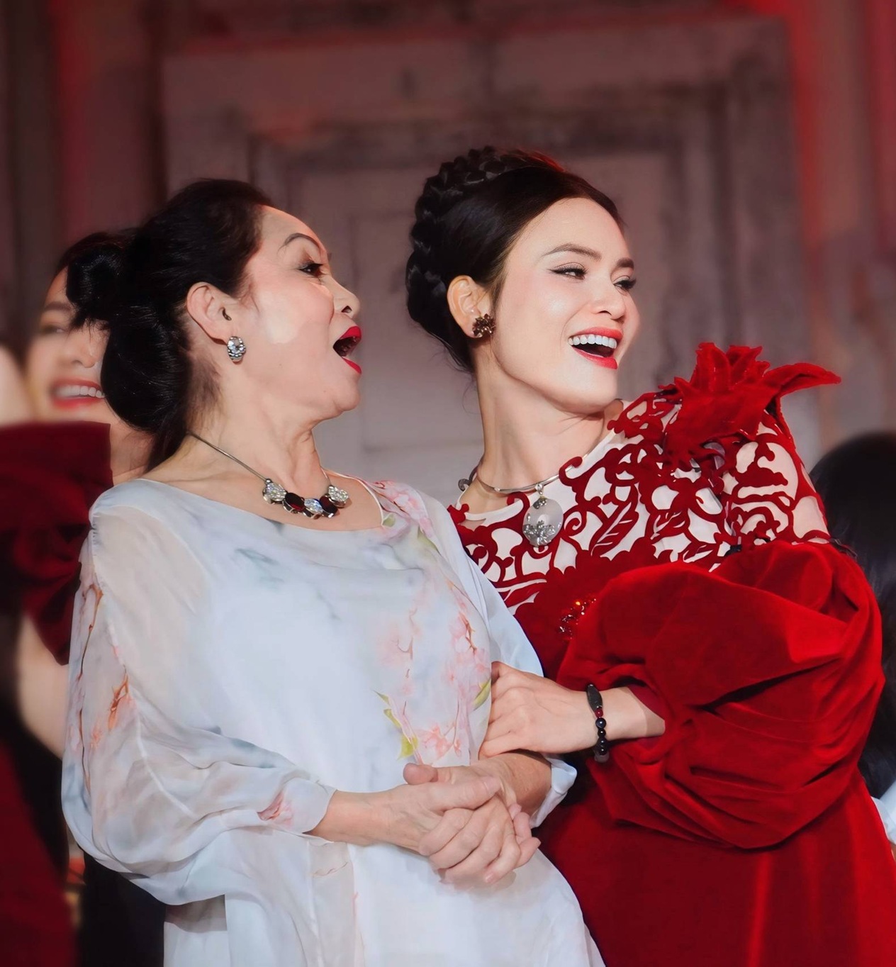 NSND Hà Thủy quan tâm tận tình tới học trò NSND Hà Thủy bên cạnh các học trò