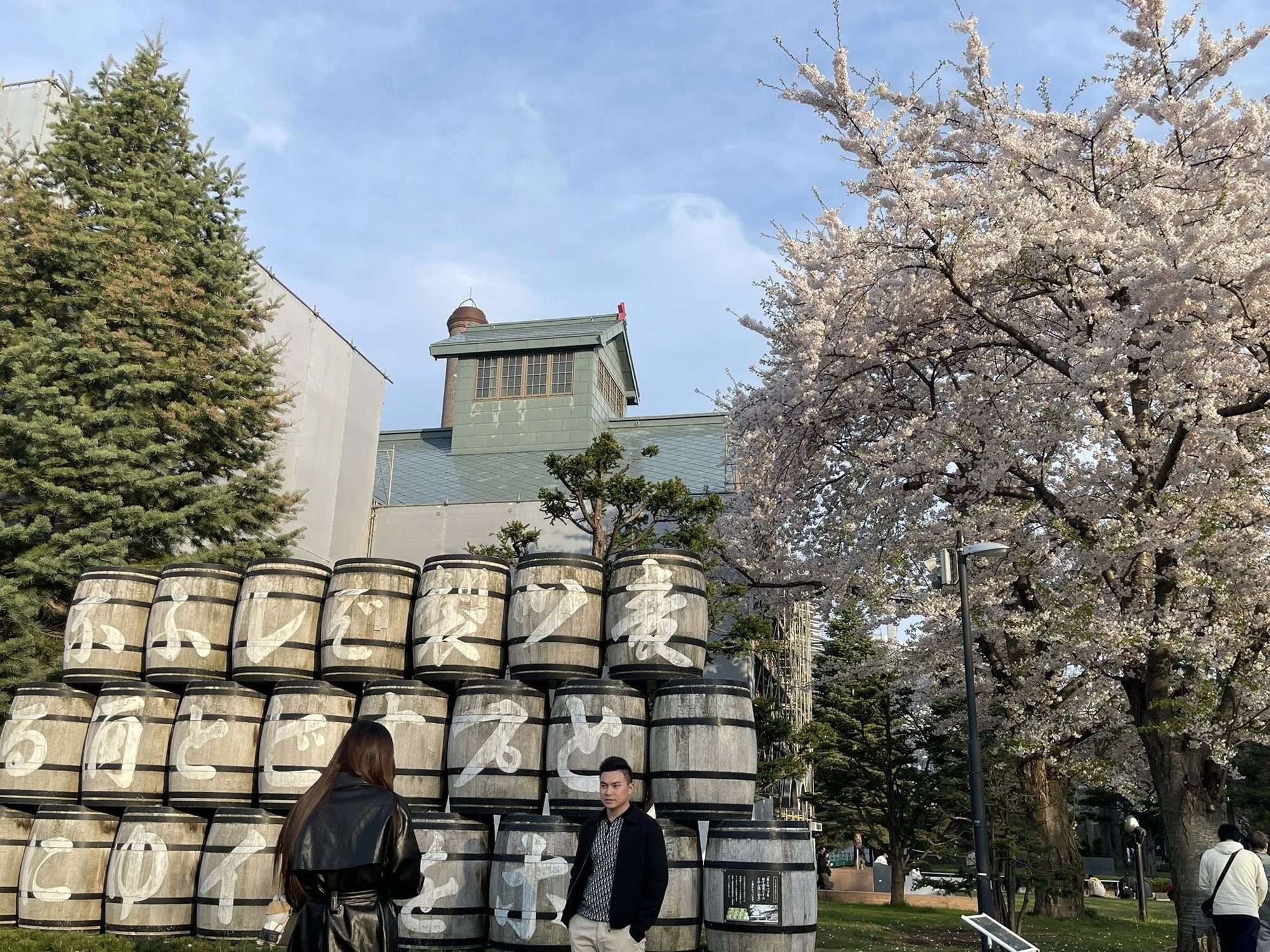 Tình yêu thứ 2 của Viết Vương - chồng Hoa hậu Đỗ Hà- Ảnh 13. Viết Vương luôn chọn sơ mi basic trong mọi dịp