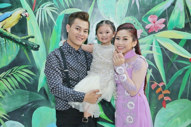 Bình Tinh cùng chồng con