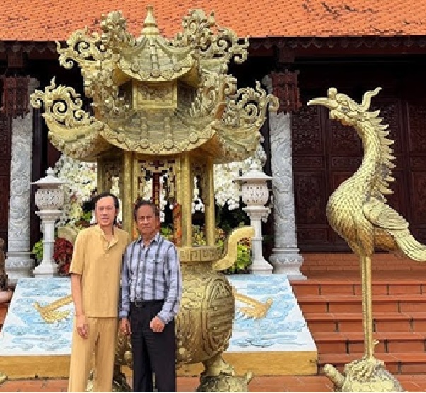 Chế Linh chụp cùng Hoài Linh tại nhà thờ Tổ