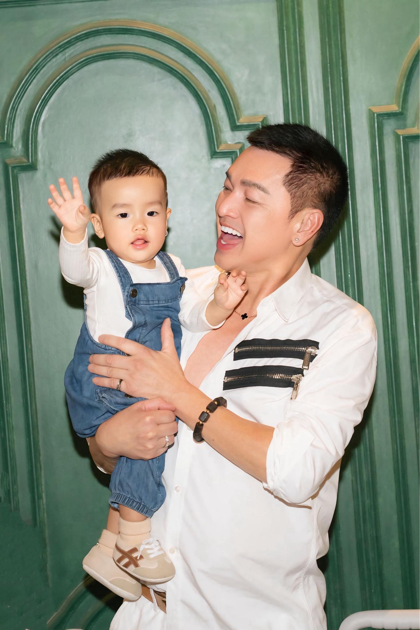 Quang Minh trẻ trung khi làm bố bỉm sữa