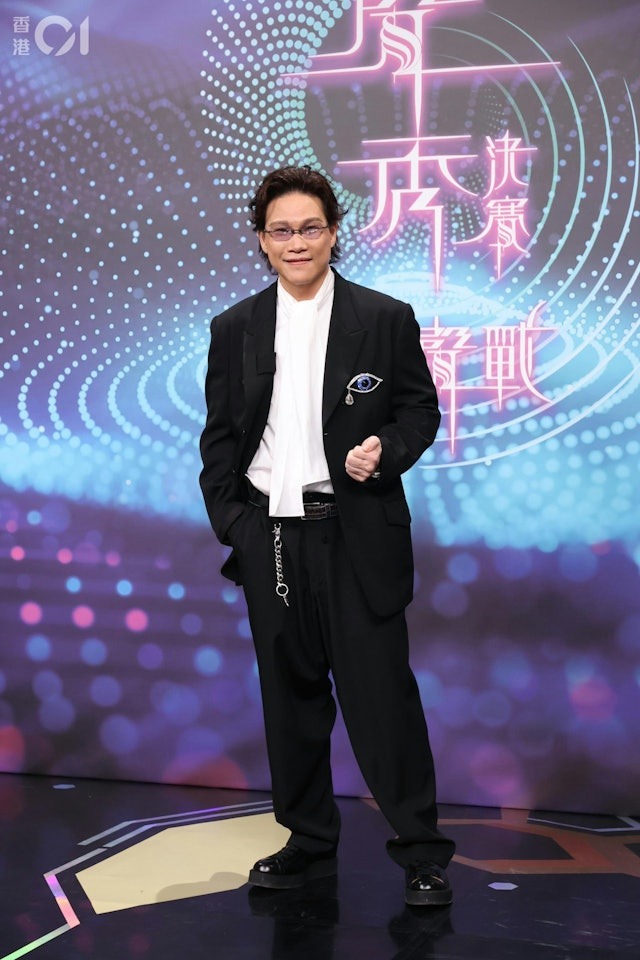 Tô Vĩnh Khang thân mật với cô gái trẻ trên phố Nam diễn viên bị nghi ngoại tình cùng cô gái trẻ