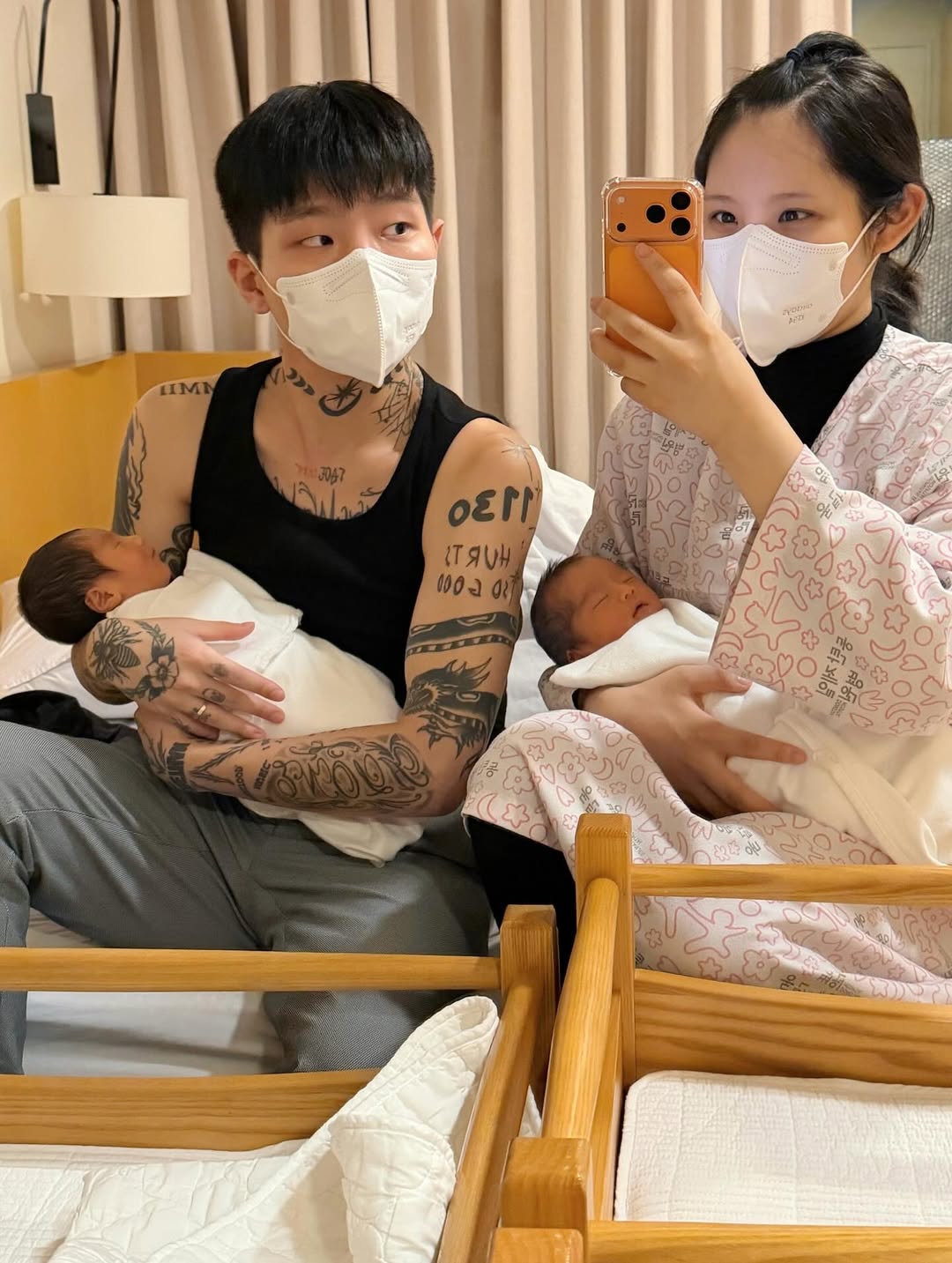 Hình ảnh nữ ca sĩ Heesun vừa hạ sinh cặp song sinh