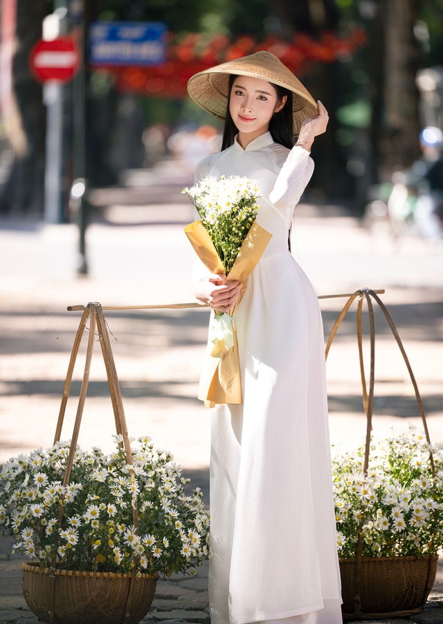 Hoa khôi Thanh lịch Hà Nội 2025 Đinh Hoài An thướt tha trong bộ ảnh đón thu- Ảnh 3. Đinh Hoài An với áo dài trắng và tóc đen dài