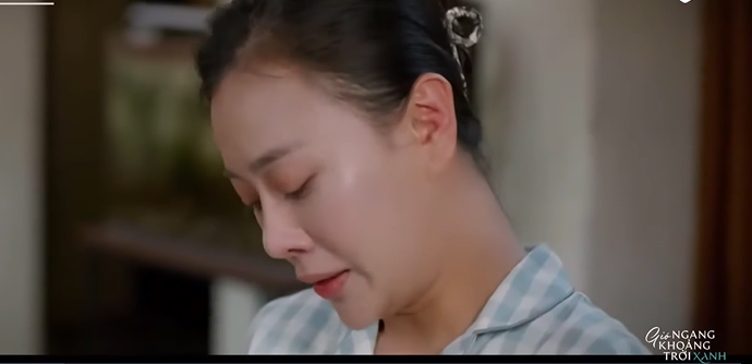 Phương Oanh trong cảnh phim đau khổ