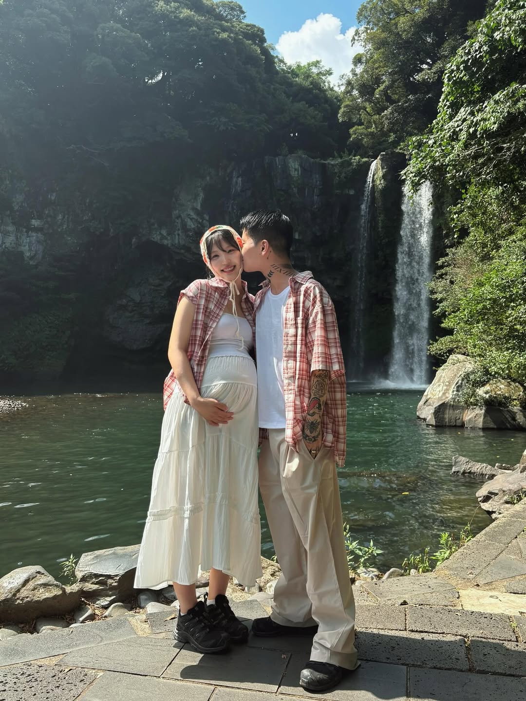 Nữ idol trẻ khoe ảnh bụng bầu trên trang cá nhân