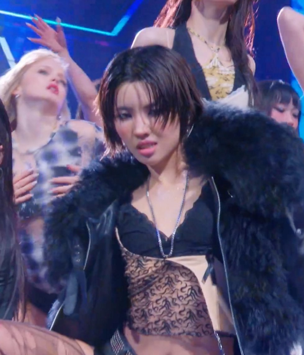 Trưởng nhóm Soyeon trong bộ trang phục cắt xẻ