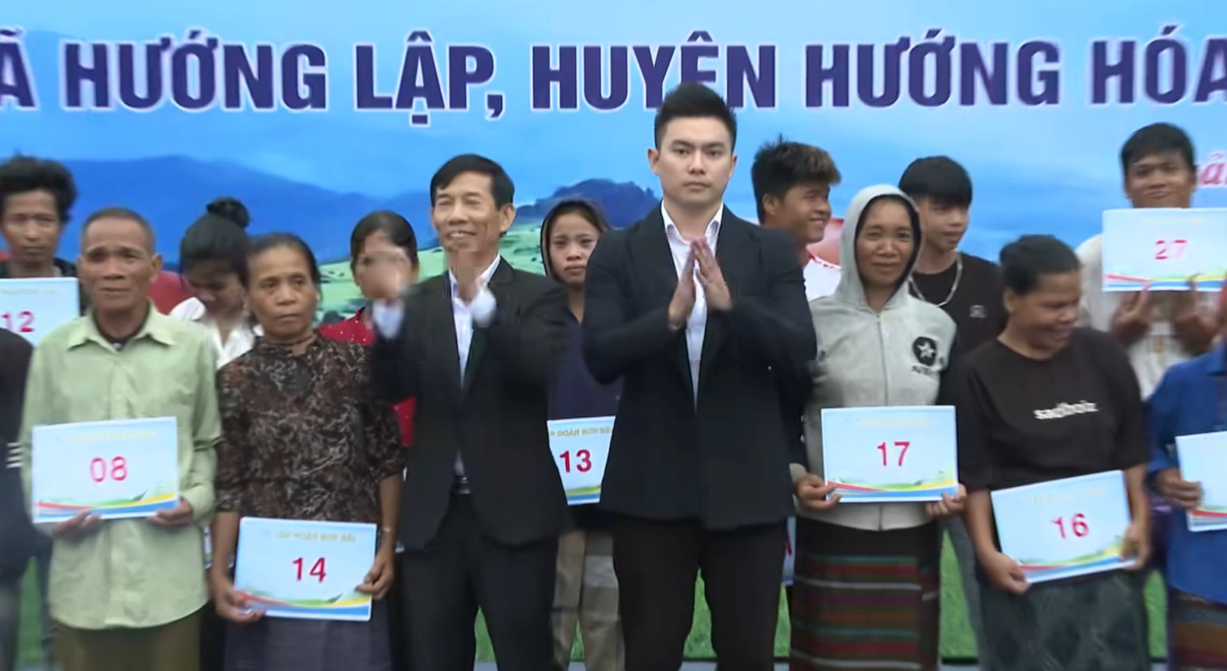 Tình yêu thứ 2 của Viết Vương - chồng Hoa hậu Đỗ Hà- Ảnh 2. Viết Vương mặc polo kết hợp quần tây