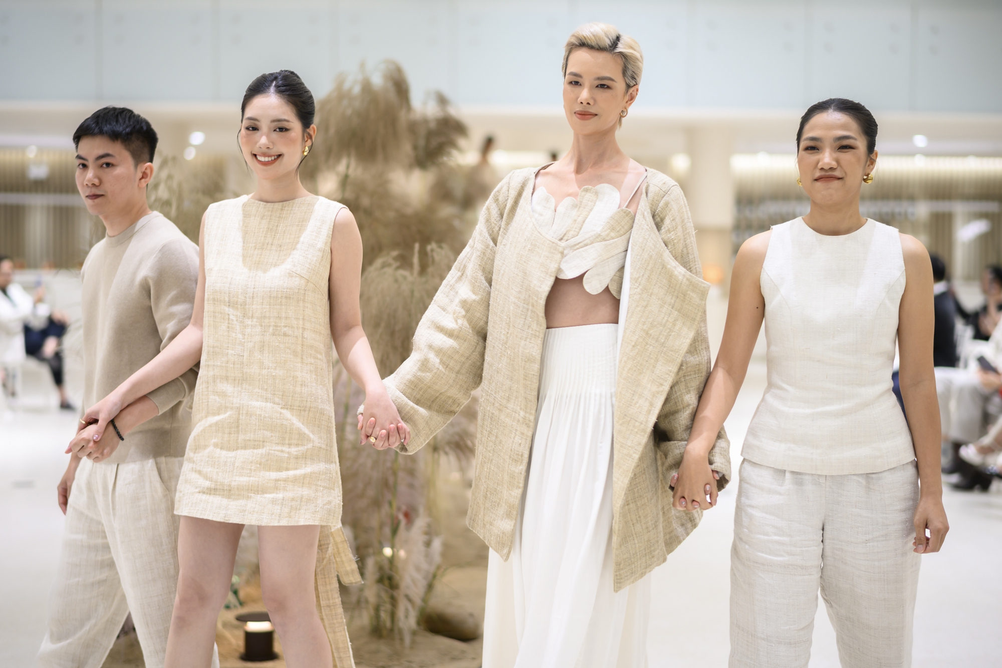 Ảnh nhóm gồm Á hậu, người mẫu và các nhà thiết kế trên sân khấu