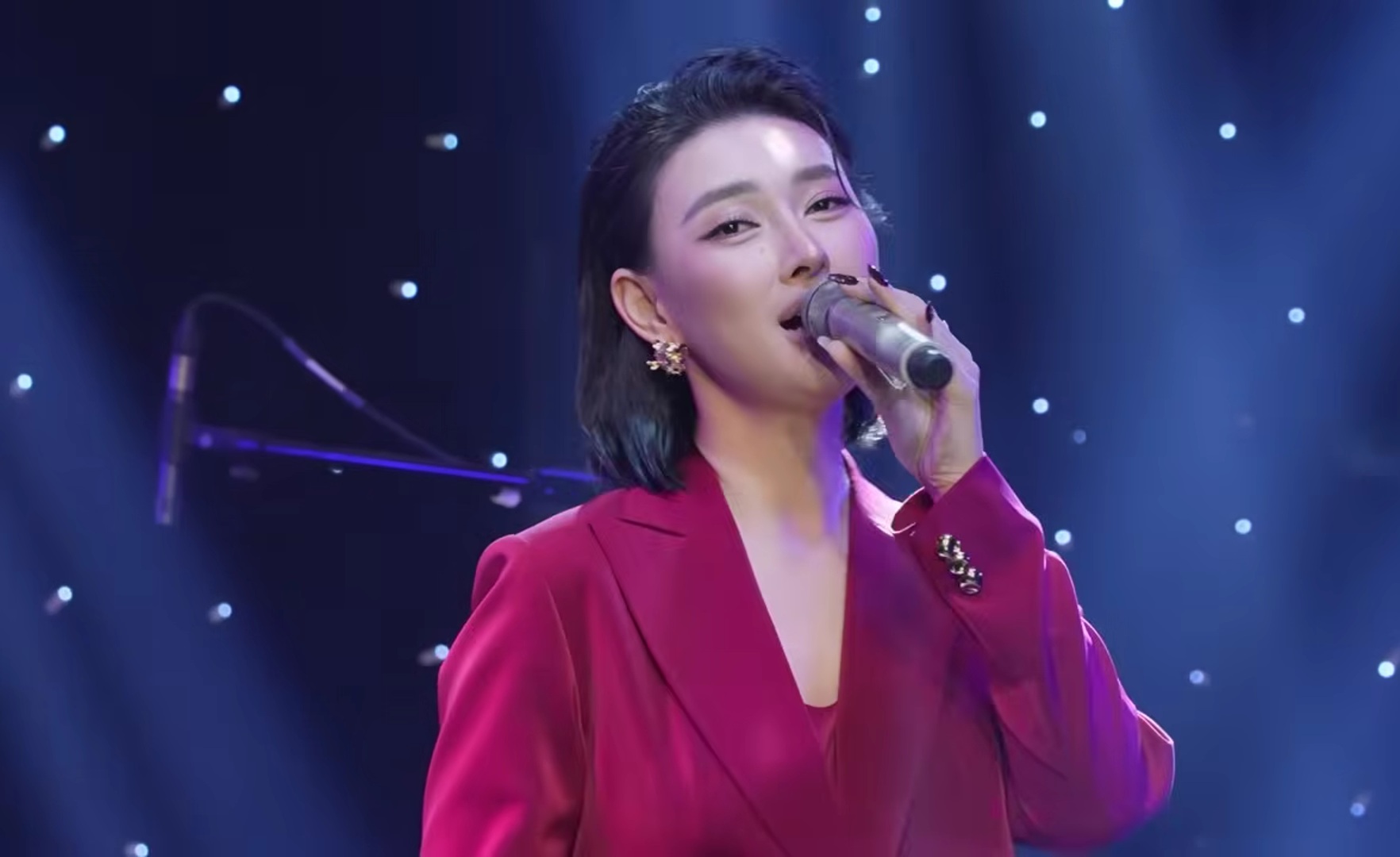 Chiếc khăn hiệu LV dùng để đấu giá