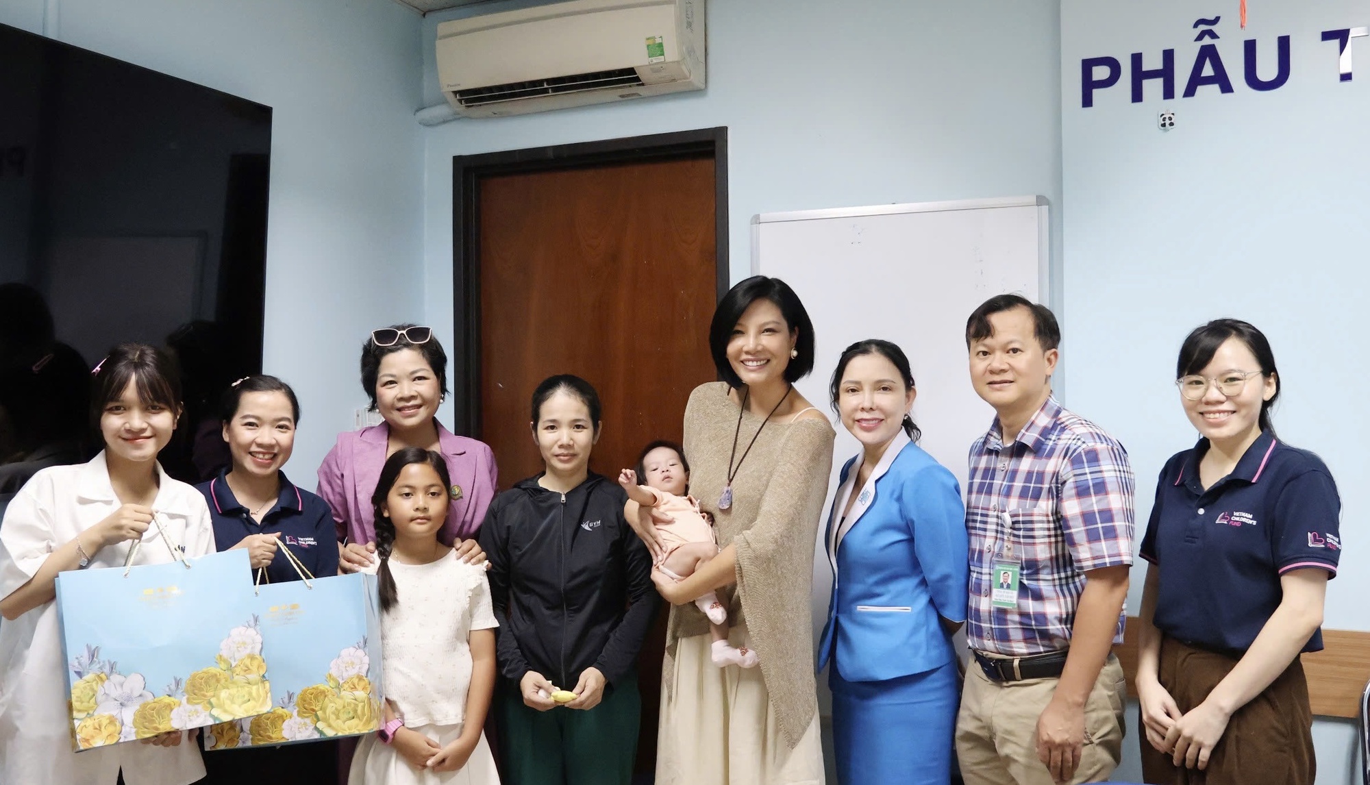 Vũ Cẩm Nhung đến thăm các em nhỏ vừa mổ tim