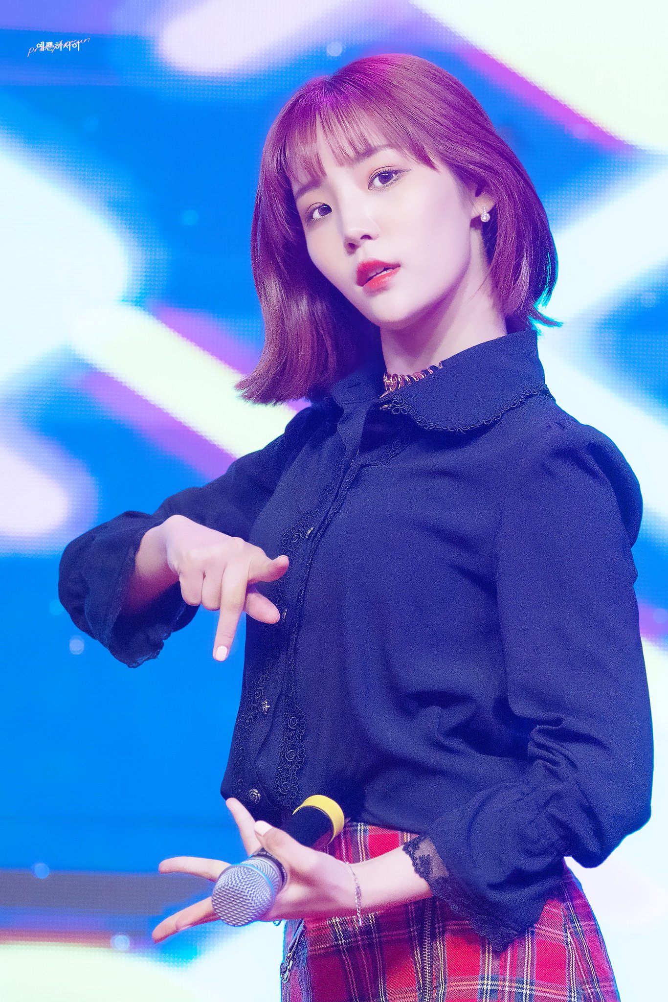 Hình ảnh nữ ca sĩ 20 tuổi sau khi sinh đôi