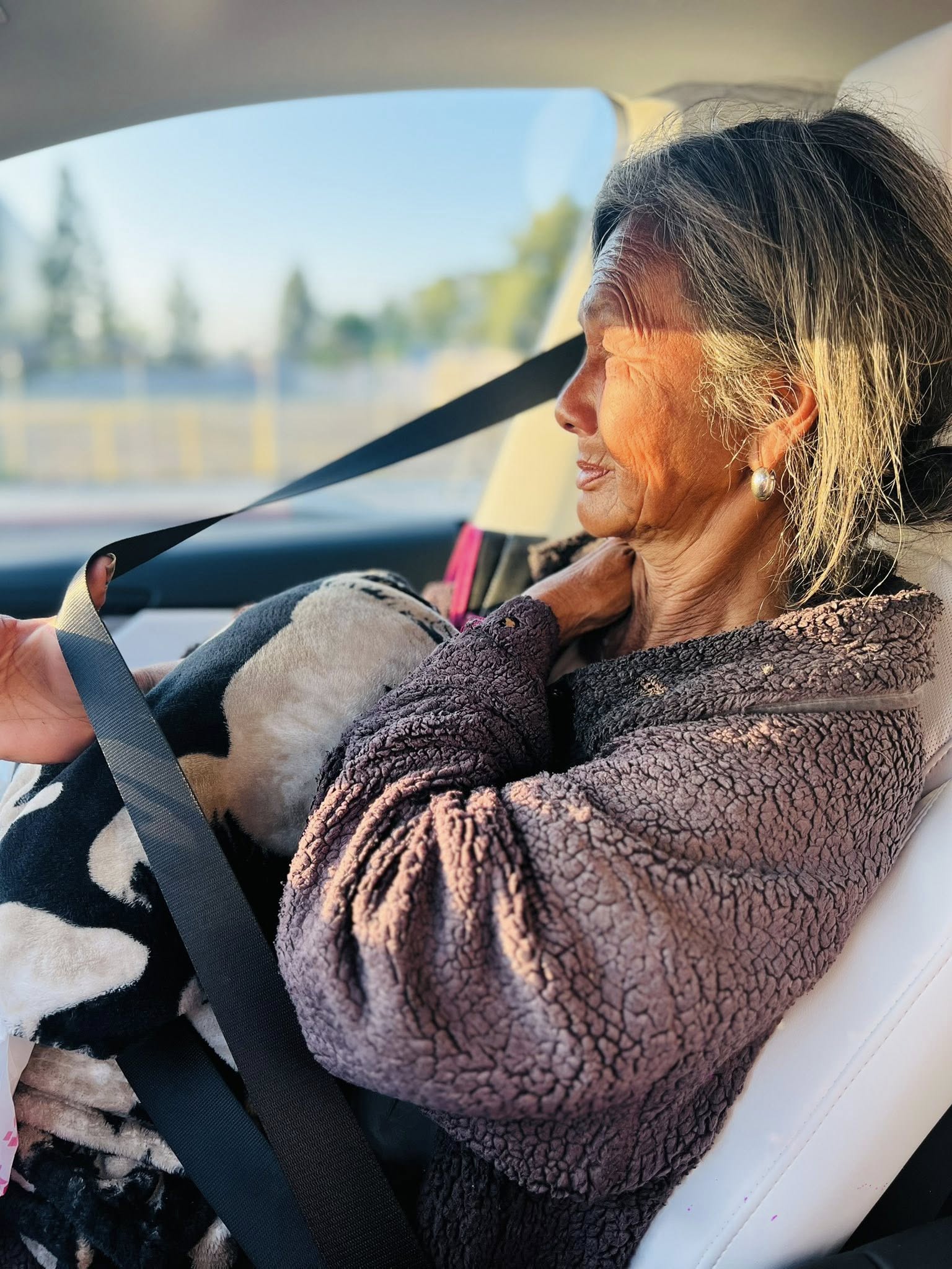 Thúy Nga cho biết, nữ ca sĩ sợ quần áo của mình làm bẩn dây an toàn nên cứ cầm như vậy. Kim Ngân giữ dây an toàn trên người