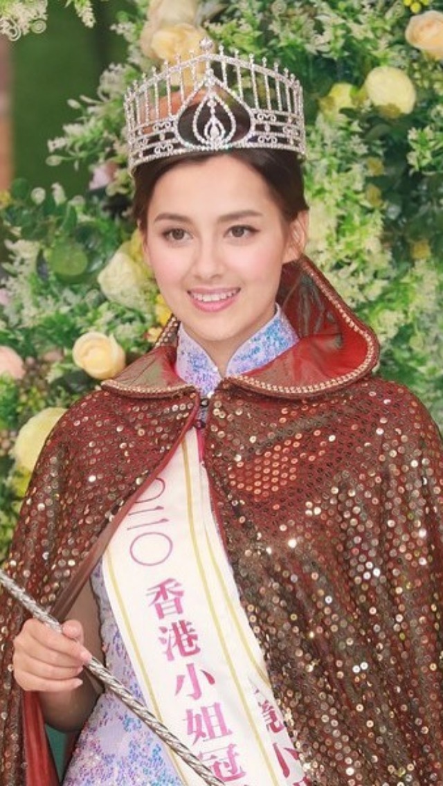 Hoa hậu Tạ Gia Di trên sân khấu