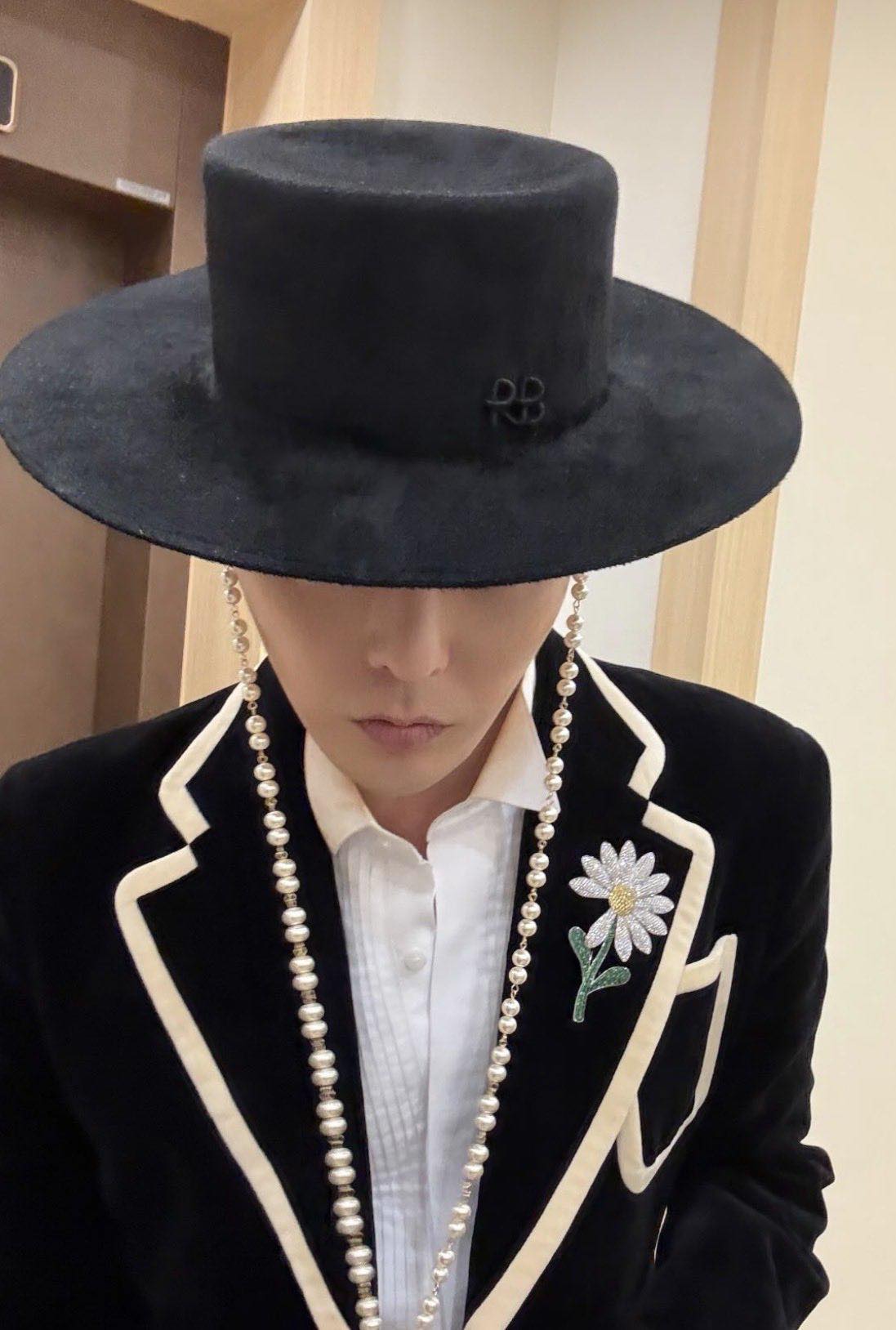 Hình ảnh MC trong bộ quân phục đẹp mắt