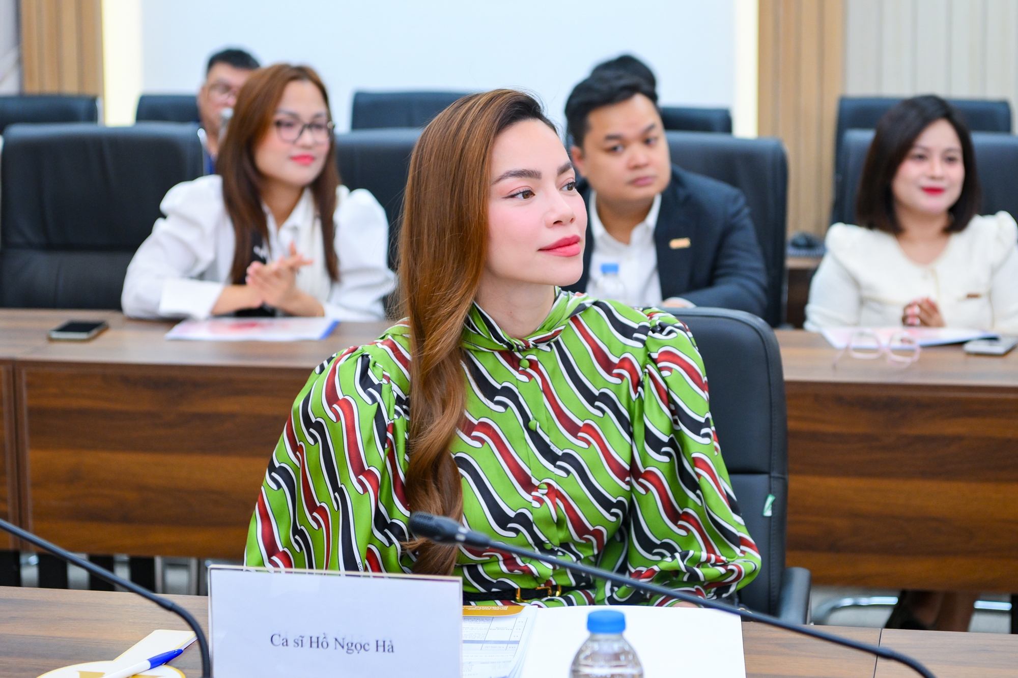 Hồ Ngọc Hà xúc động tặng 500 triệu đồng cho 2 dự án của Giải thưởng Hành động vì Cộng đồng 2025- Ảnh 1. Hồ Ngọc Hà tại lễ trao giải Human Act Prize 2025