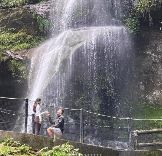 Chồng cũ MC Hoàng Oanh quỳ gối cầu hôn bạn gái mới - Ảnh 1. Jack Cole quỳ gối cầu hôn bạn gái