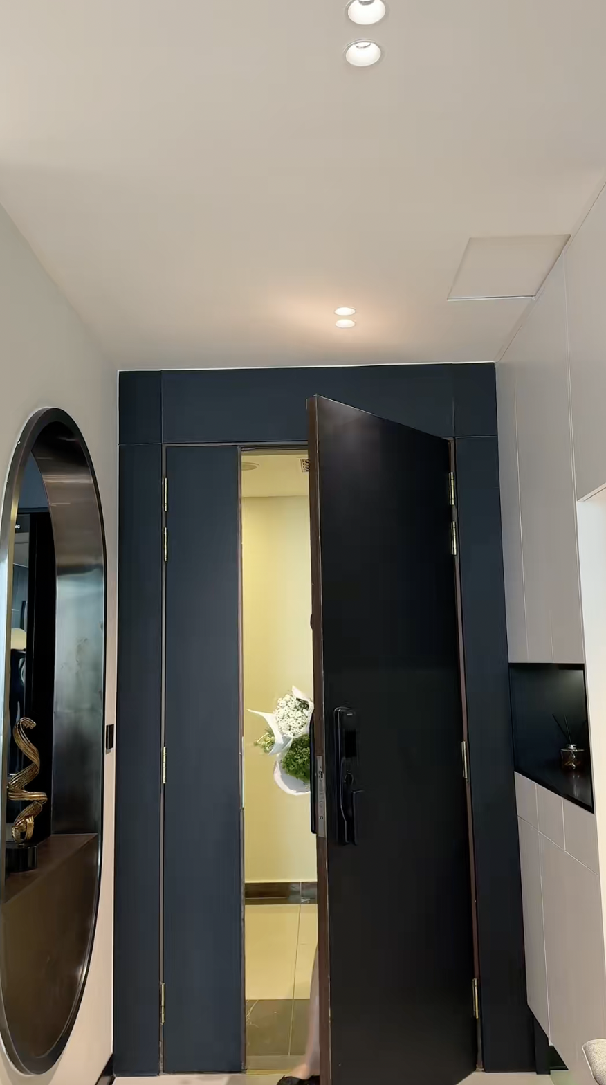 Tủ để giày và kệ trang trí Mở cửa bước vào căn hộ là tủ để giày cùng kệ trang trí