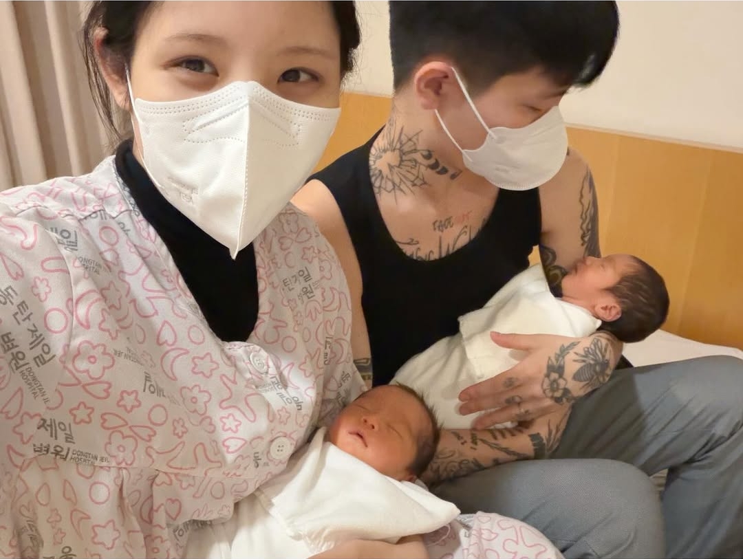 Heesun chia sẻ hình ảnh ông xã cùng cặp song sinh