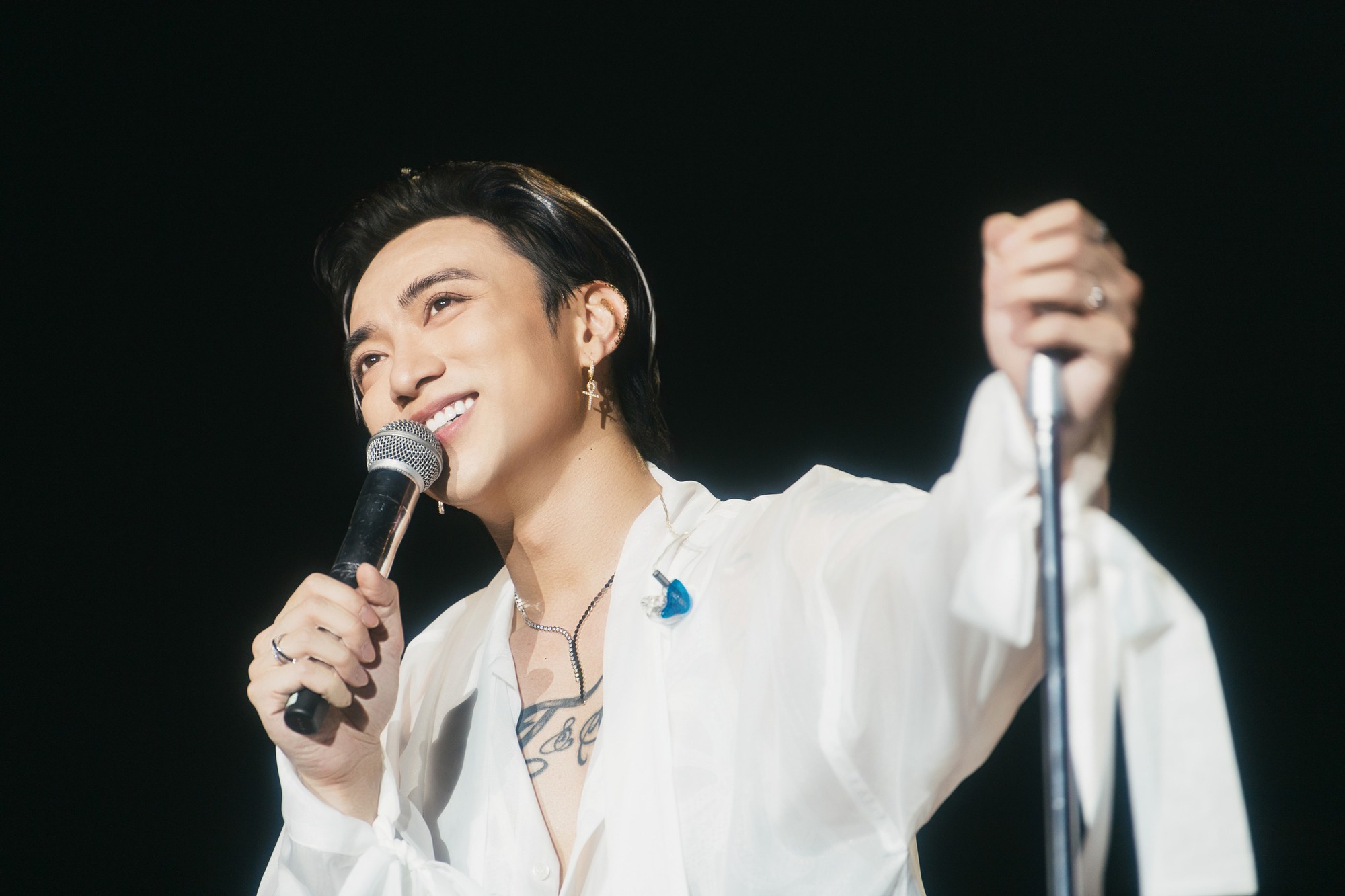 SOOBIN biểu diễn trên sân khấu