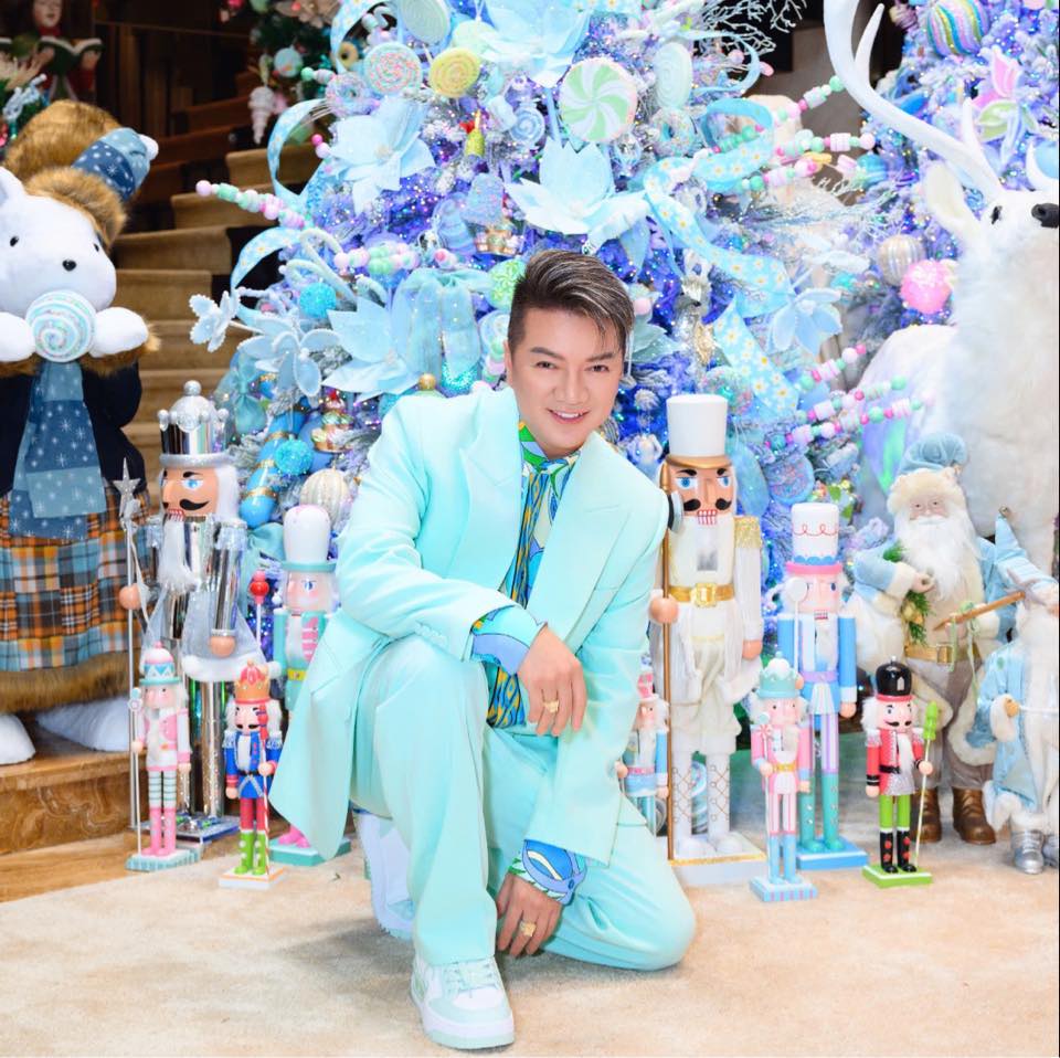 Đàm Vĩnh Hưng trong căn biệt thự vừa bán Nam ca sĩ trang trí Noel lộng lẫy tại biệt thự