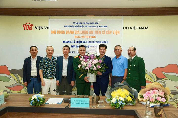 NSND Xuân Bắc chúc mừng bạn thân