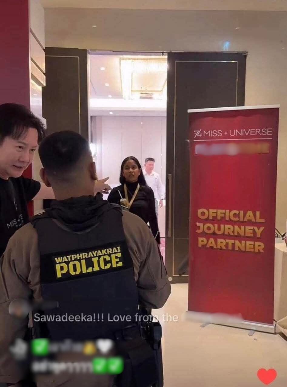 Cảnh sát xuất hiện địa điểm tổ chức Miss Universe, nguy cơ cuộc thi bị huỷ- Ảnh 3. Ông Nawat làm việc với cảnh sát phát hiện logo nghi liên quan đến cờ bạc