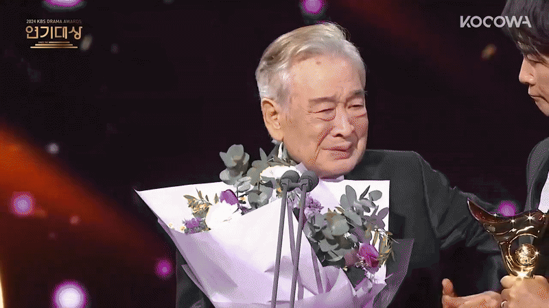 Sao Kbiz xúc động với bài phát biểu của Lee Soon Jae