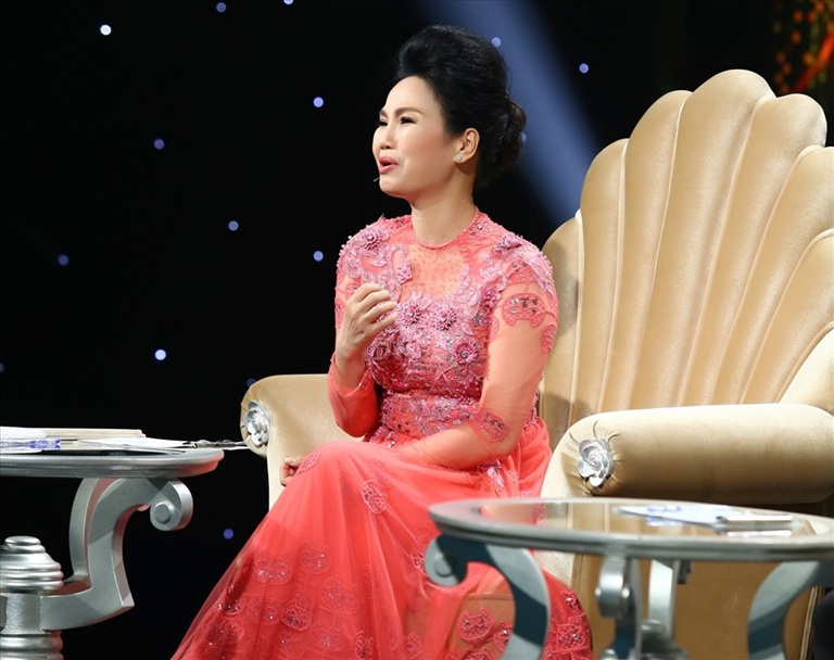 Ca sĩ Thùy Trang biểu diễn