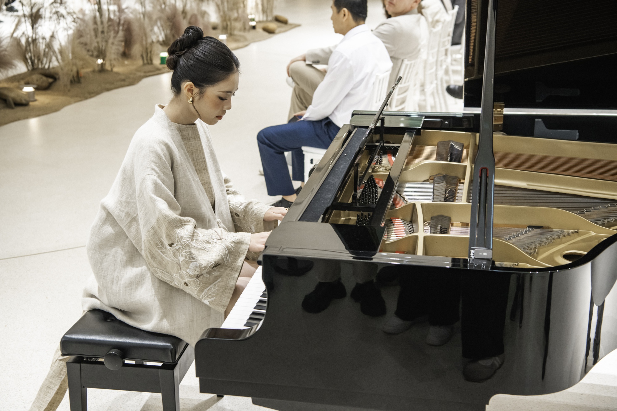 Á hậu Châu Anh ngồi đánh đàn piano trên sân khấu