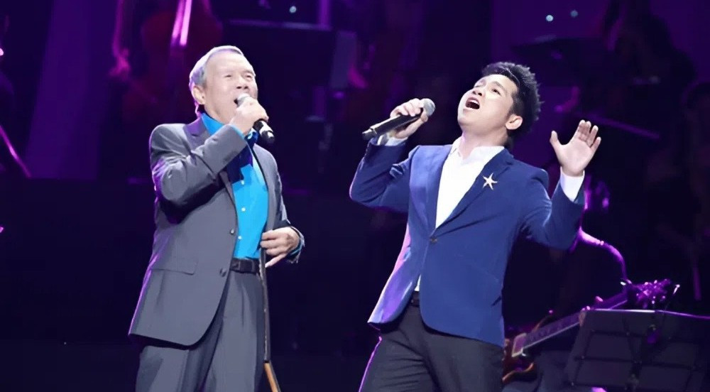 NSƯT Kiều Hưng hát ở live show của Trọng Tấn.