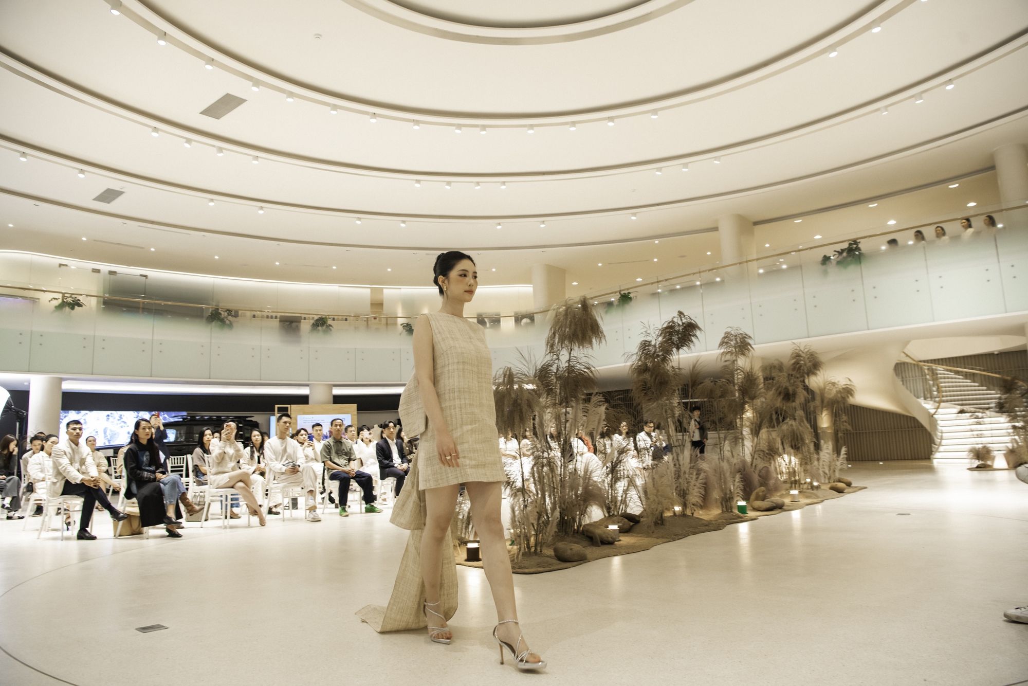 Á hậu Châu Anh catwalk với bộ trang phục truyền thống pha hiện đại