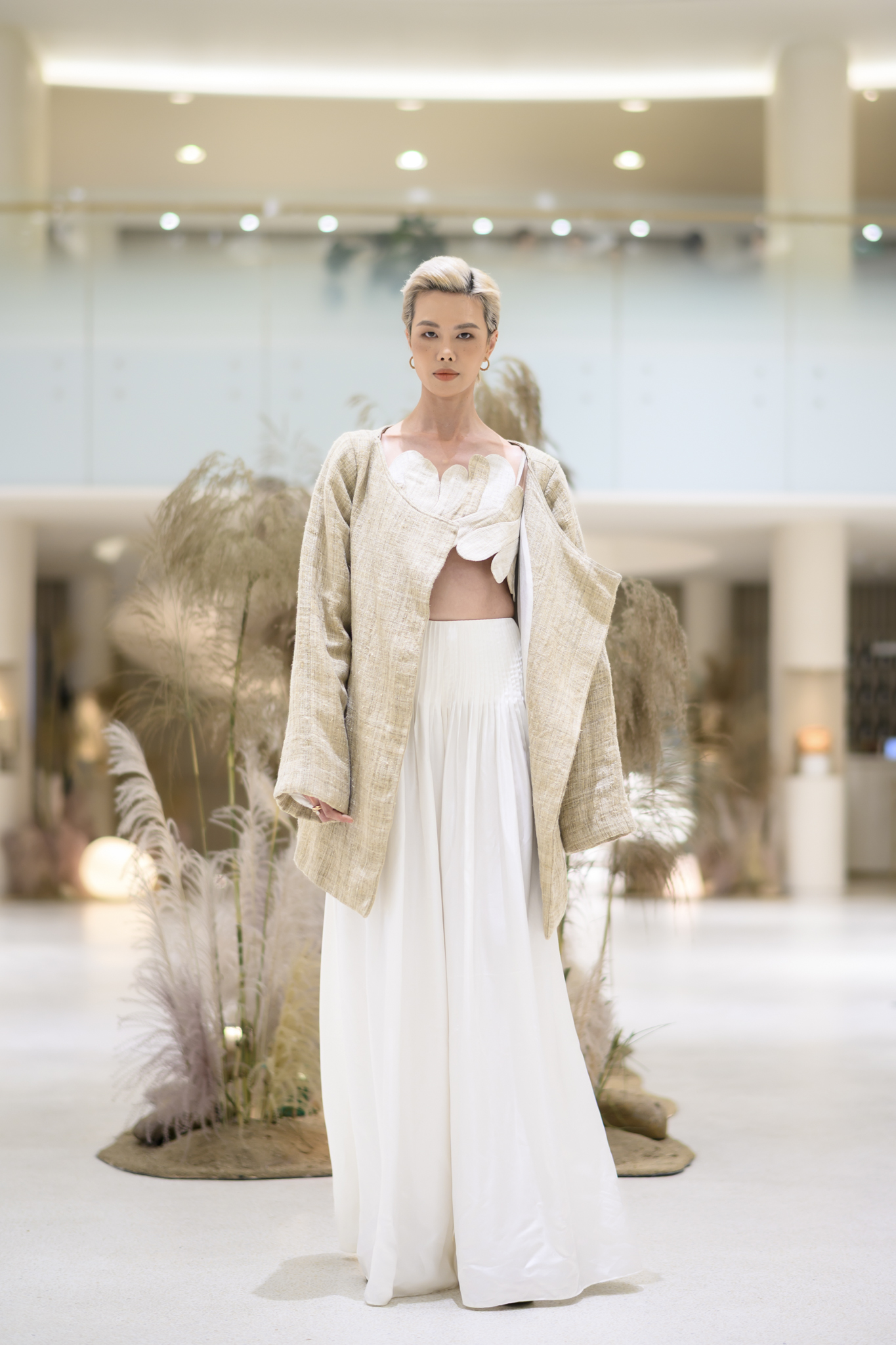 Hà Kino trình diễn với mái tóc bạch kim và trang phục phối hợp độc đáo