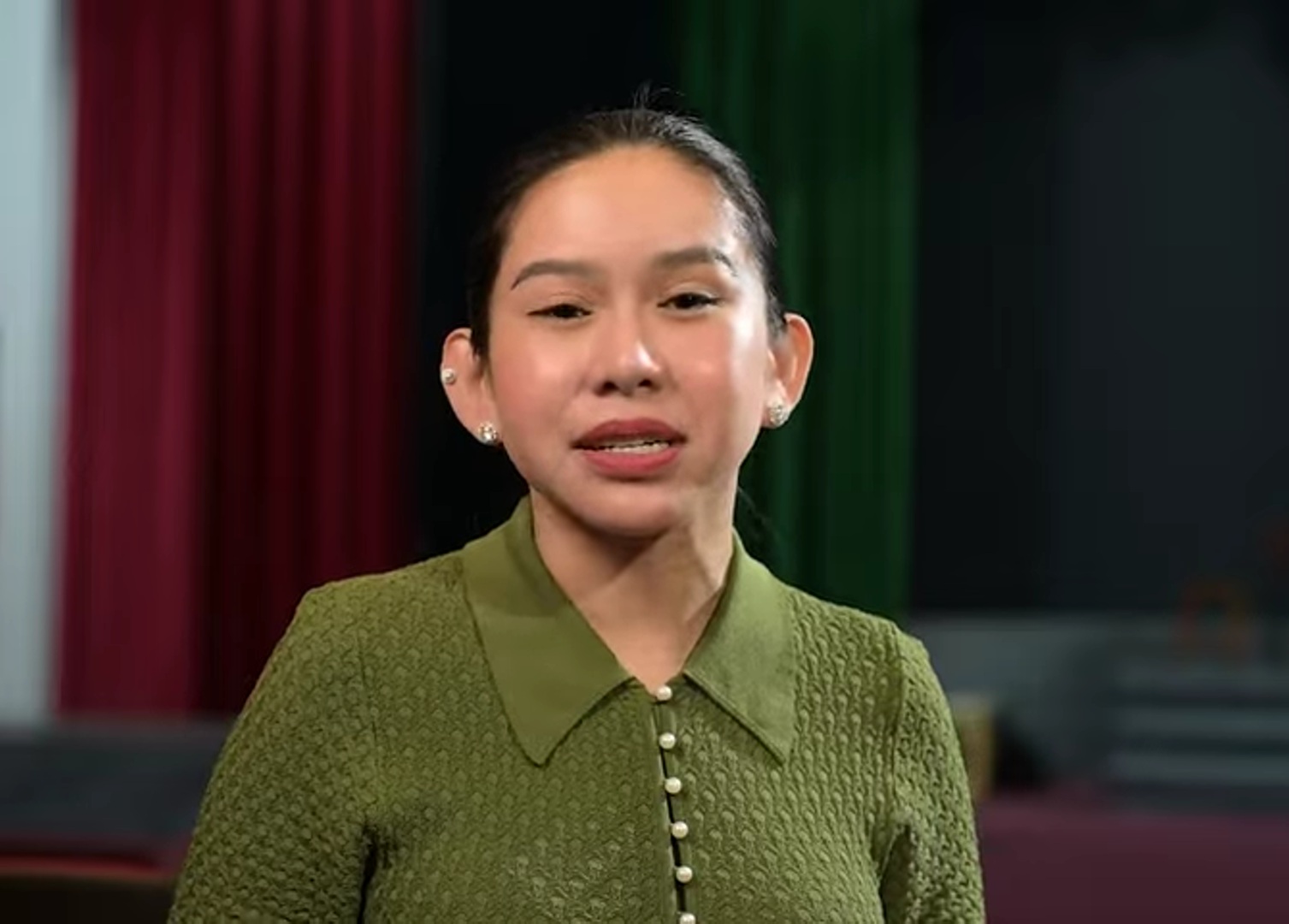 Sân khấu và áp lực biểu diễn Bình Tinh tập trung trước khi diễn