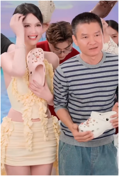 Cảnh hai nhân vật trò chuyện, chốt đơn trước camera