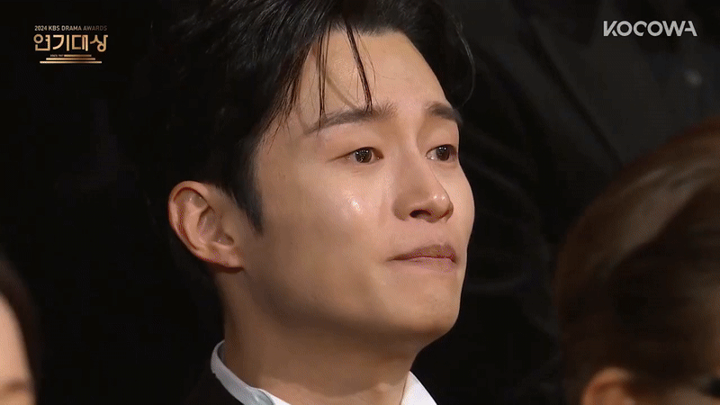 Sao Hàn bật khóc vì Lee Soon Jae