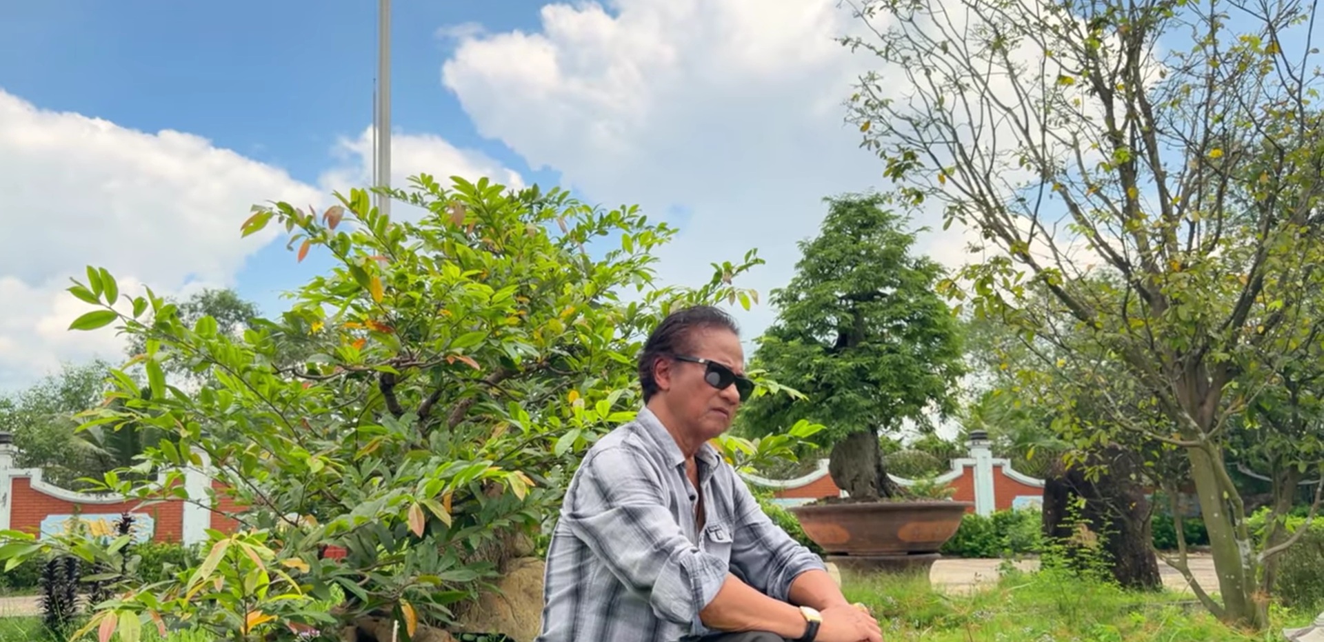 Chế Linh ngồi tại nhà thờ Tổ của Hoài Linh