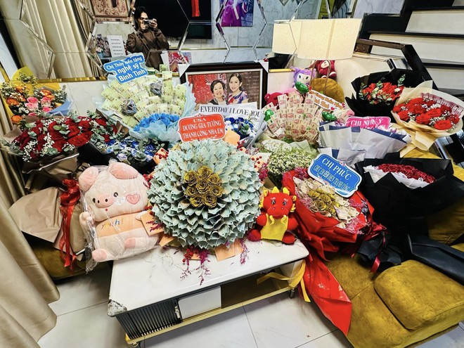 Hoa và tiền thưởng sau đêm diễn của Bình Tinh