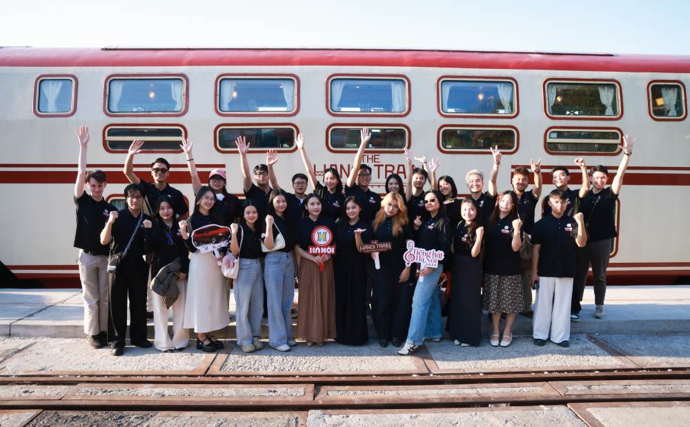 Thí sinh hào hứng trải nghiệm văn hóa trên chuyến tàu