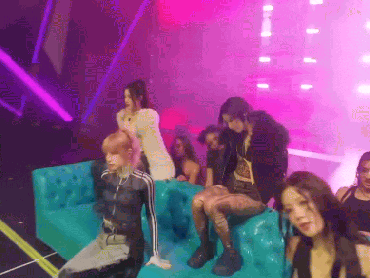 I-DLE trình diễn trang phục hở tại MAMA 2025