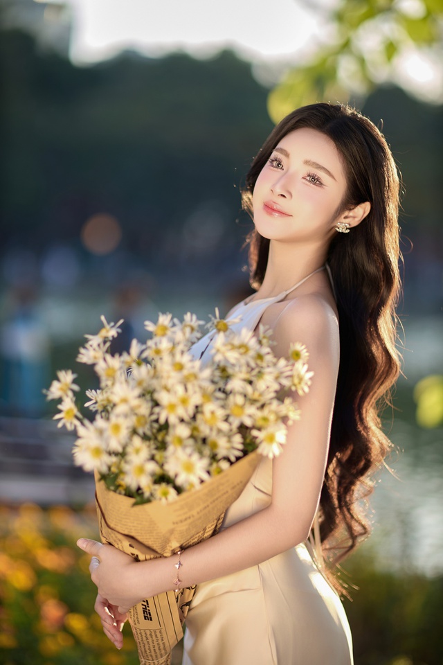 Hoa khôi Thanh lịch Hà Nội 2025 Đinh Hoài An thướt tha trong bộ ảnh đón thu- Ảnh 5. Hoa khôi chia sẻ bí quyết chụp ảnh