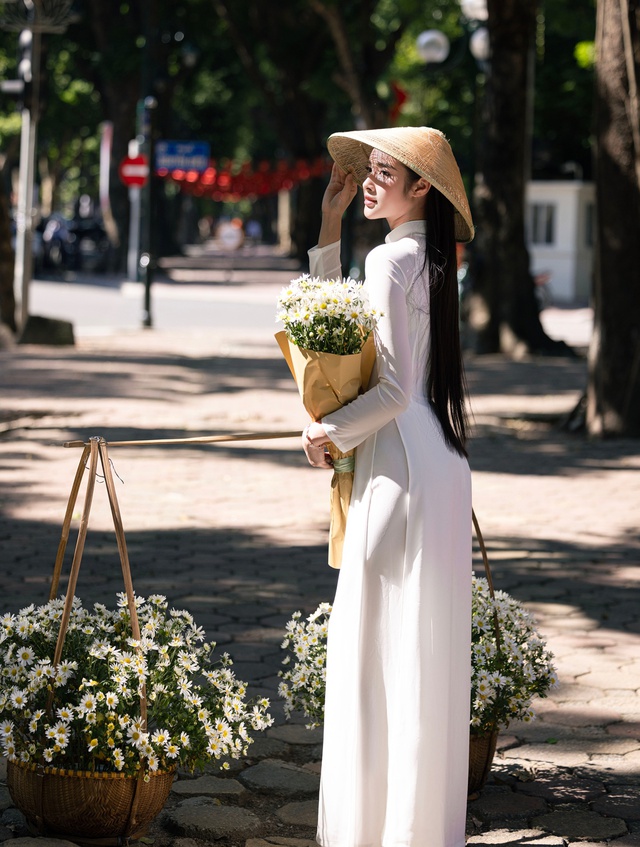 Hoa khôi Thanh lịch Hà Nội 2025 Đinh Hoài An thướt tha trong bộ ảnh đón thu- Ảnh 2. Đinh Hoài An duyên dáng trong tà áo dài trắng