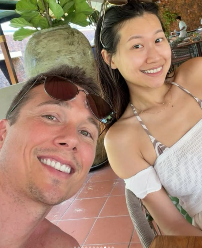 Chồng cũ MC Hoàng Oanh quỳ gối cầu hôn bạn gái mới - Ảnh 4. Tình cảm của Jack Cole với người yêu mới