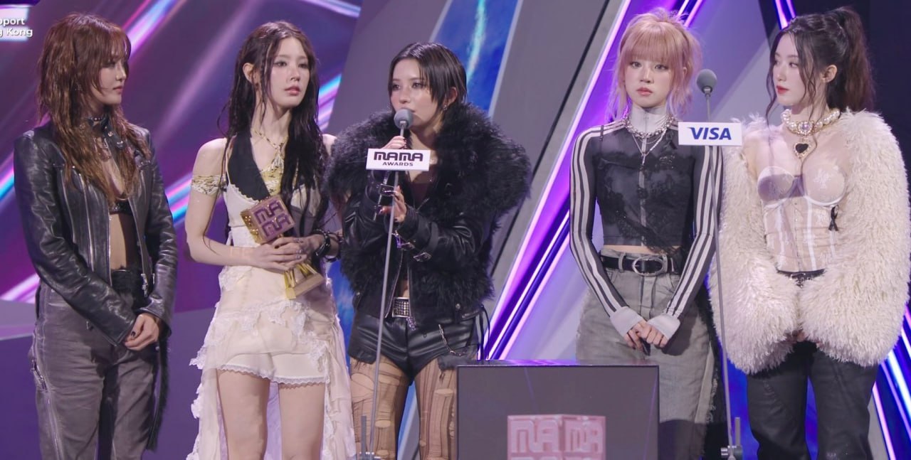 I-DLE trên sân khấu nhận giải thưởng