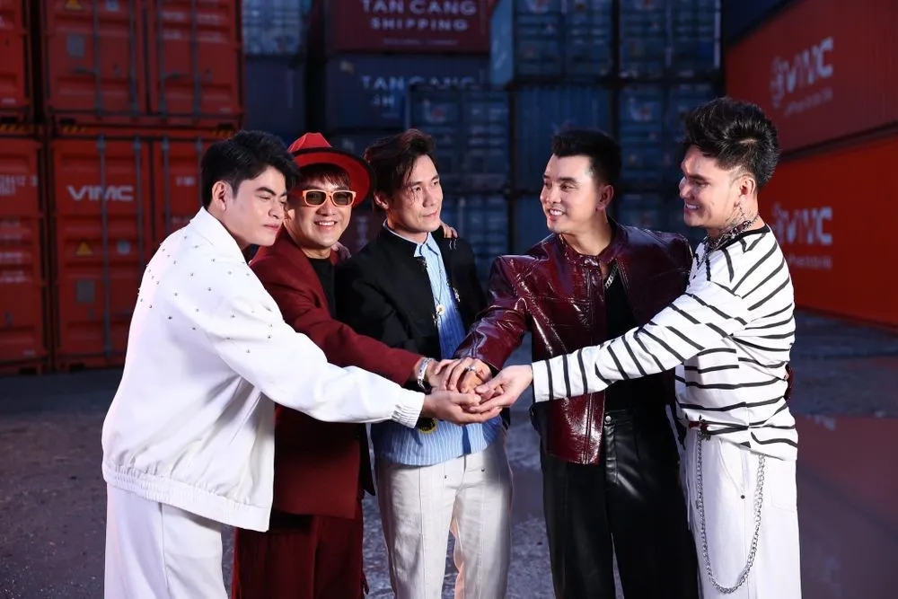 Khánh Phương lên tiếng sau khi bị cơ quan chức năng mời làm việc, nói gì về vụ bị lộ tin nhắn nhóm?- Ảnh 1. MV Anh Em Trước Sau Như Một của nhóm Ngũ Hổ Tướng vướng nghi vấn quảng cáo cá độ