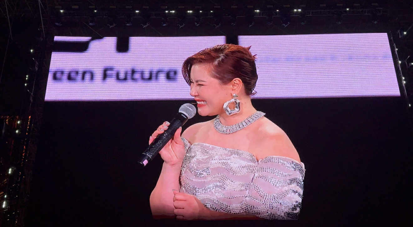 Thủy Tiên xuất hiện trên sân khấu cùng Đan Trường