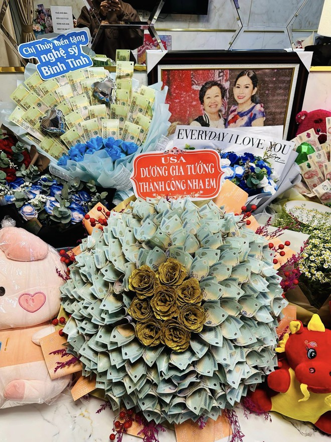 Trang phục biểu diễn cải lương đắt đỏ