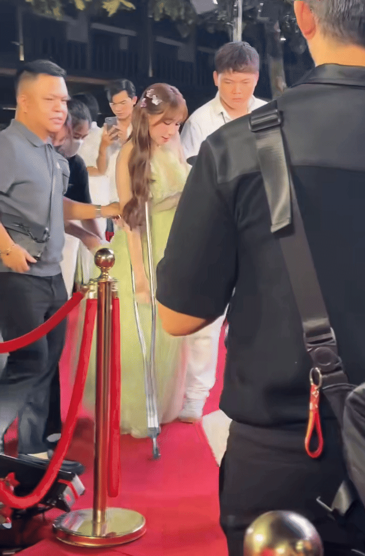 Hòa Minzy với nạng chống chân tại sự kiện