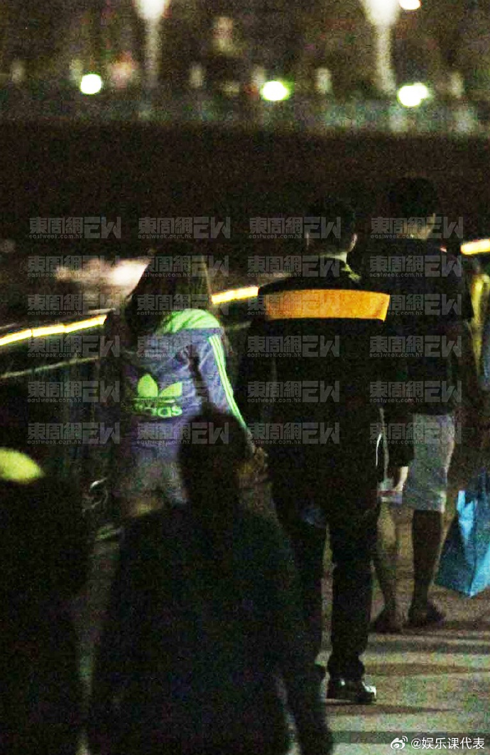 Tô Vĩnh Khang nắm tay cô gái trẻ Nam diễn viên bị bắt gặp nắm tay cô gái lạ