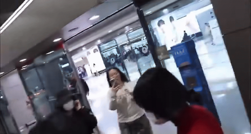 Hỗ trợ di chuyển giữa vòng vây fan